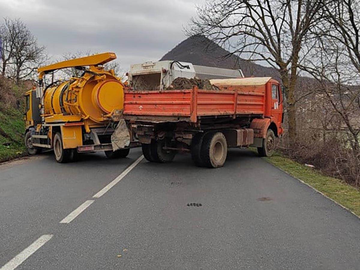  POSTAVLJAJU BARIKADE NA SJEVERU KOSOVA I METOHIJE! Uhapšen pripadnik policije, čuju se SIRENE za opasnost! 