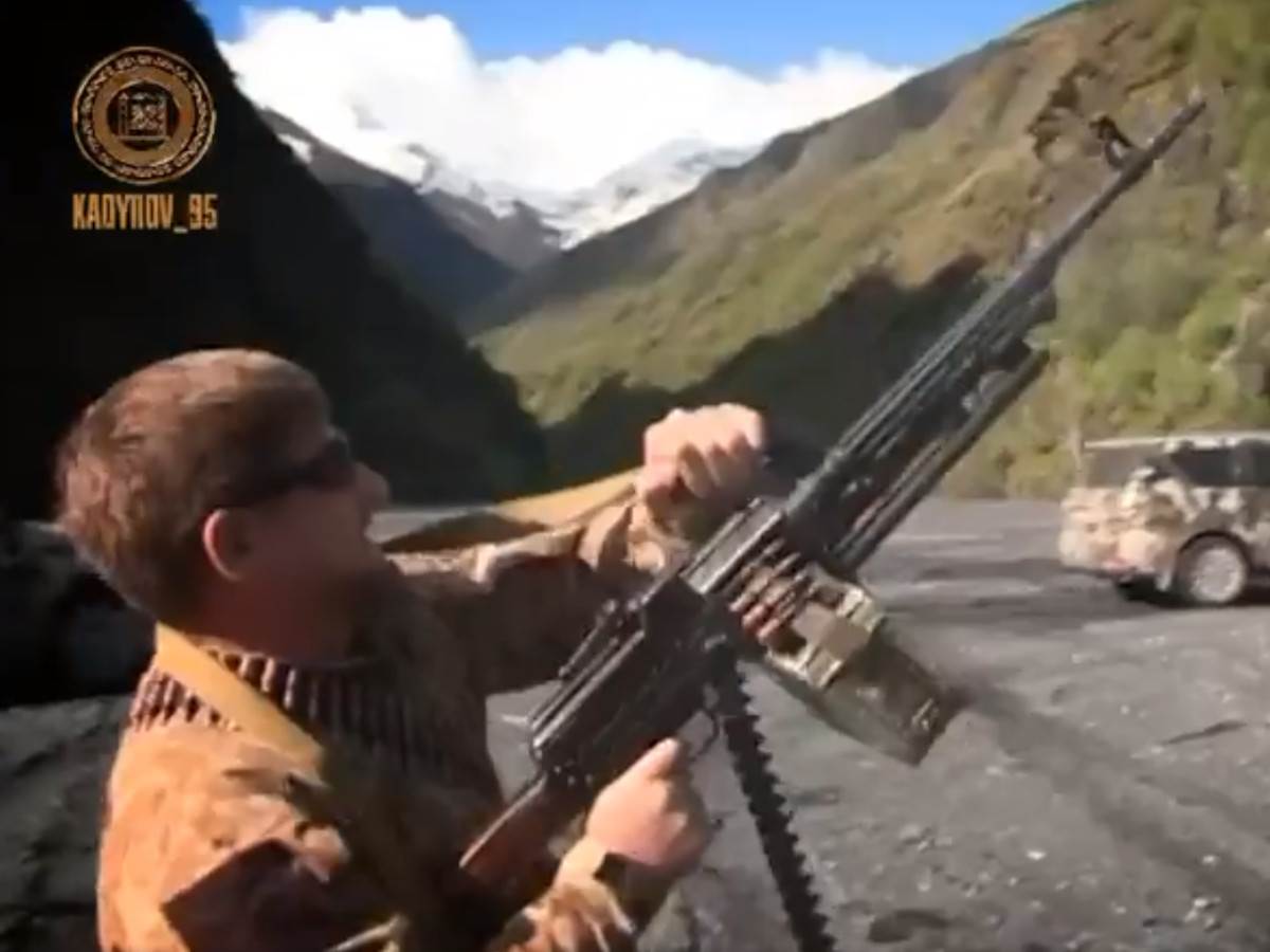  Kratak snimak od 30 sekundi prikazuje Kadirova kako sa naočarima za sunce i municijom oko grudi  