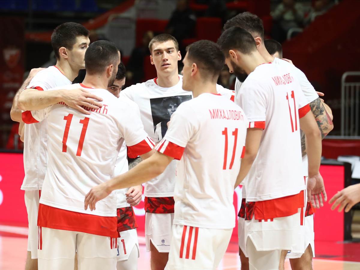  Crveno-beli su se posebnim majicama oprostili od Siniše Mihajlovića. 