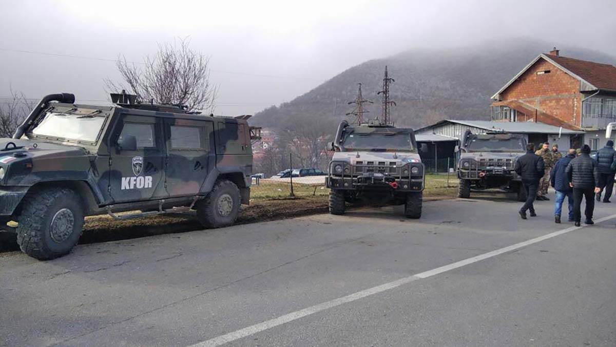  Postavljena nova barikada u Bošnjačkoj mahali u blizini Tehničke škole u Kosovskoj Mitrovici. 