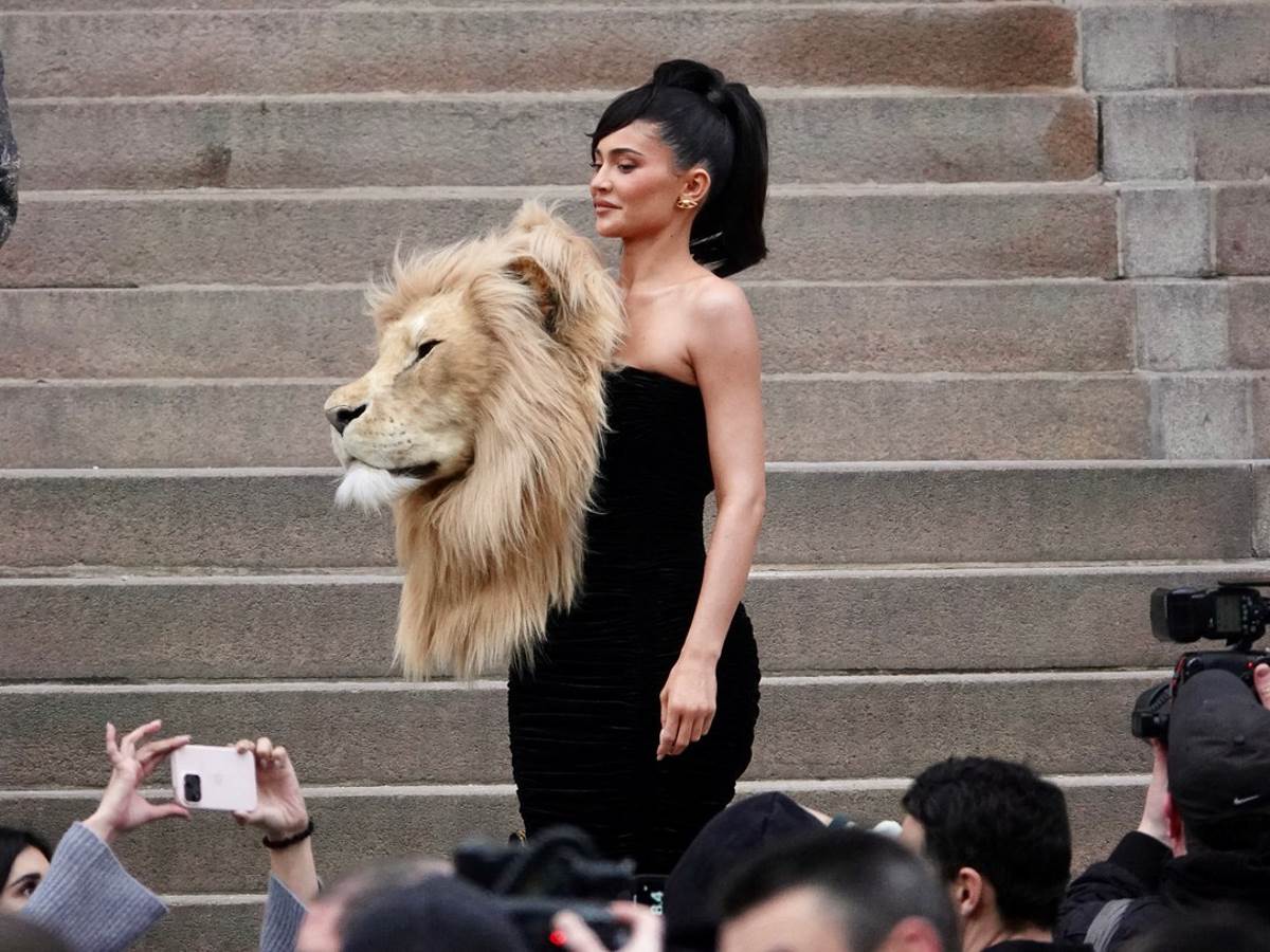  Milijarderka Kajli Džener smjelo je ponijela gavu lava na nedelji mode u Parizu 