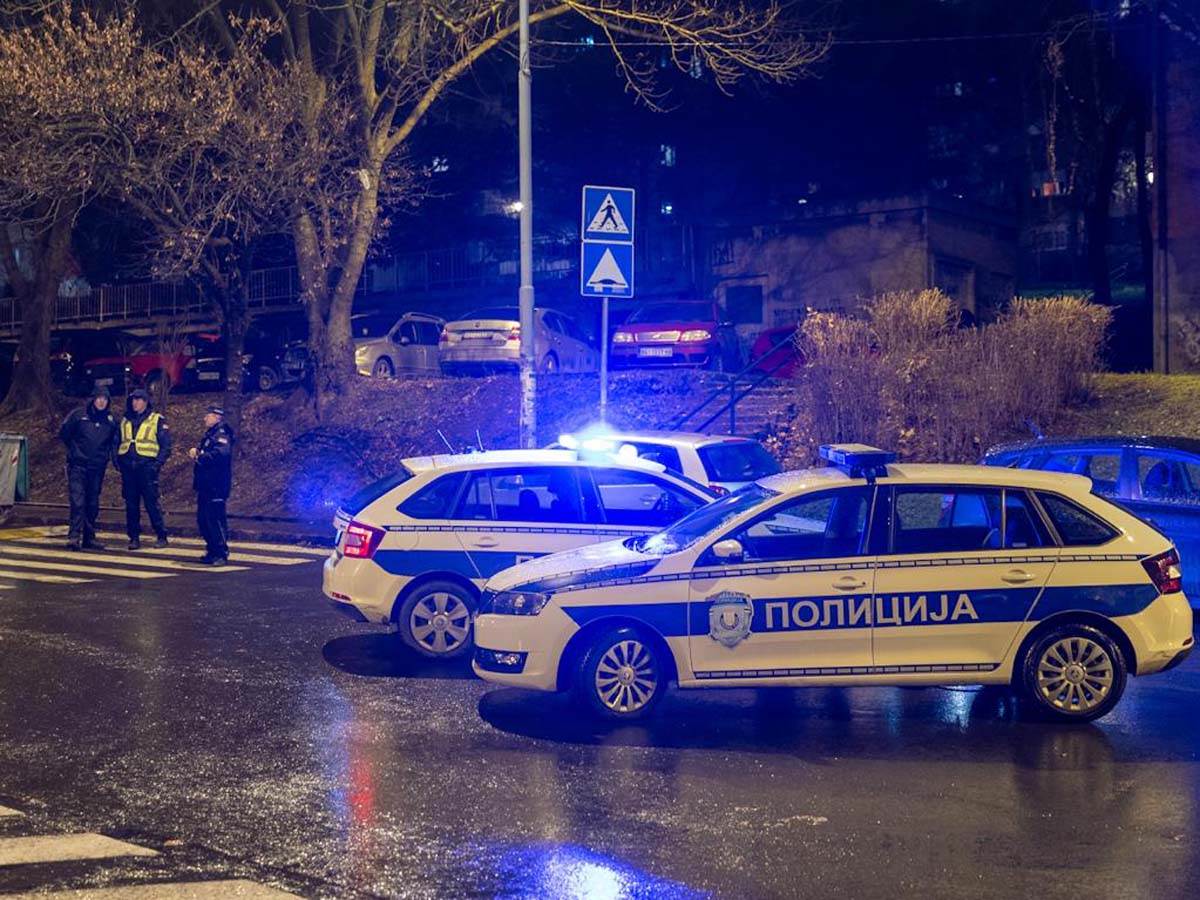  U dvorište jedne porodične kuće u Rakovici u Beogradu bačena je bomba. 