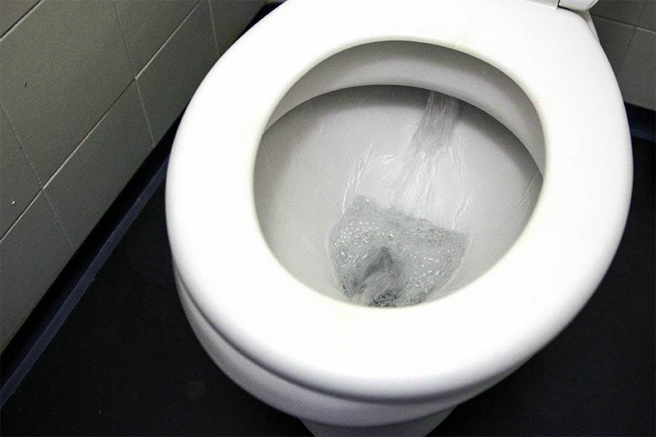  Starinski trik koji se pokazao kao veoma delotvoran kad treba da se otpuši wc šolja 