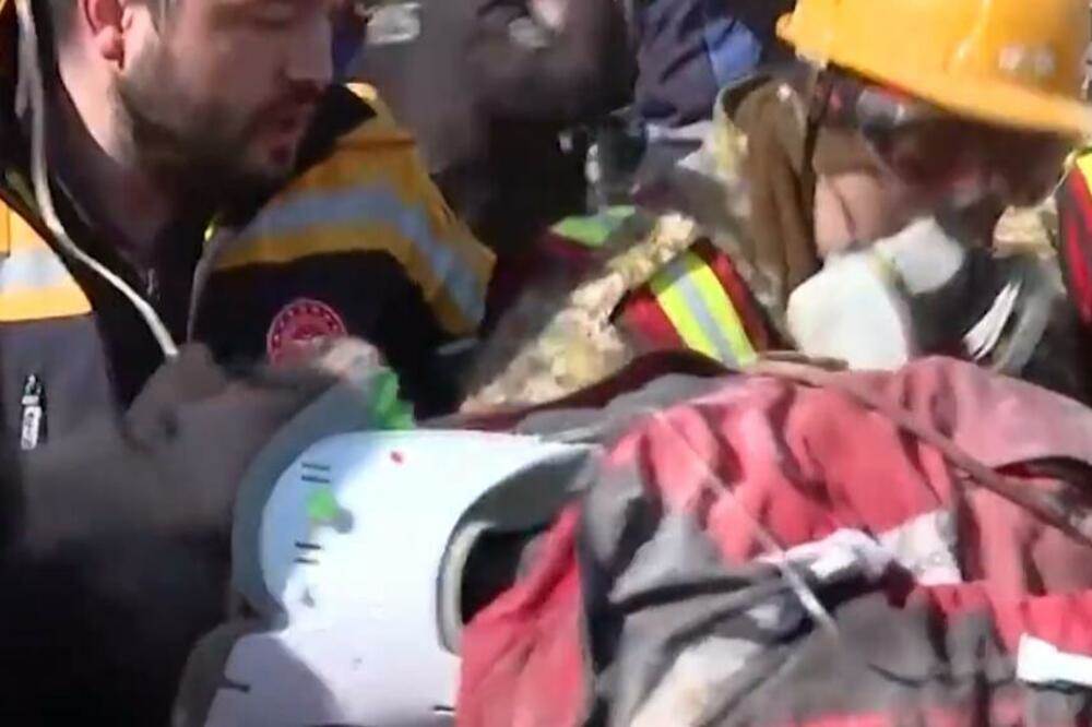   Dijete i dvoje ljudi spašeni nakon 296 sati pod ruševinama 