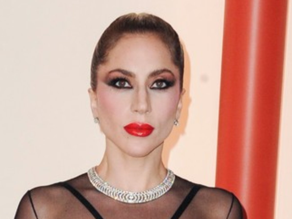  Lejdi Gaga je opčinila izborom garderobe na nastupu, ali i gestom na crvenom tepihu 