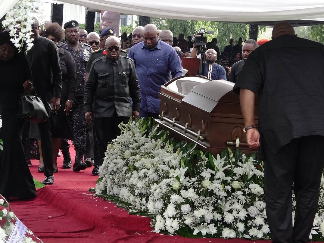  Žena turskog fudbalera plače na sahrani 