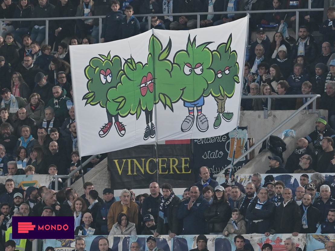 Navijača Zvezde u kojoj su oteli zastavu navijača Rome | Sport | Fudbal