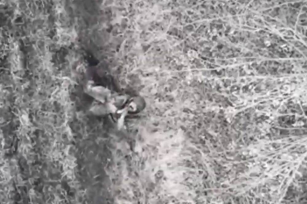  Vojnik moli operater drona da ne baci bombu  