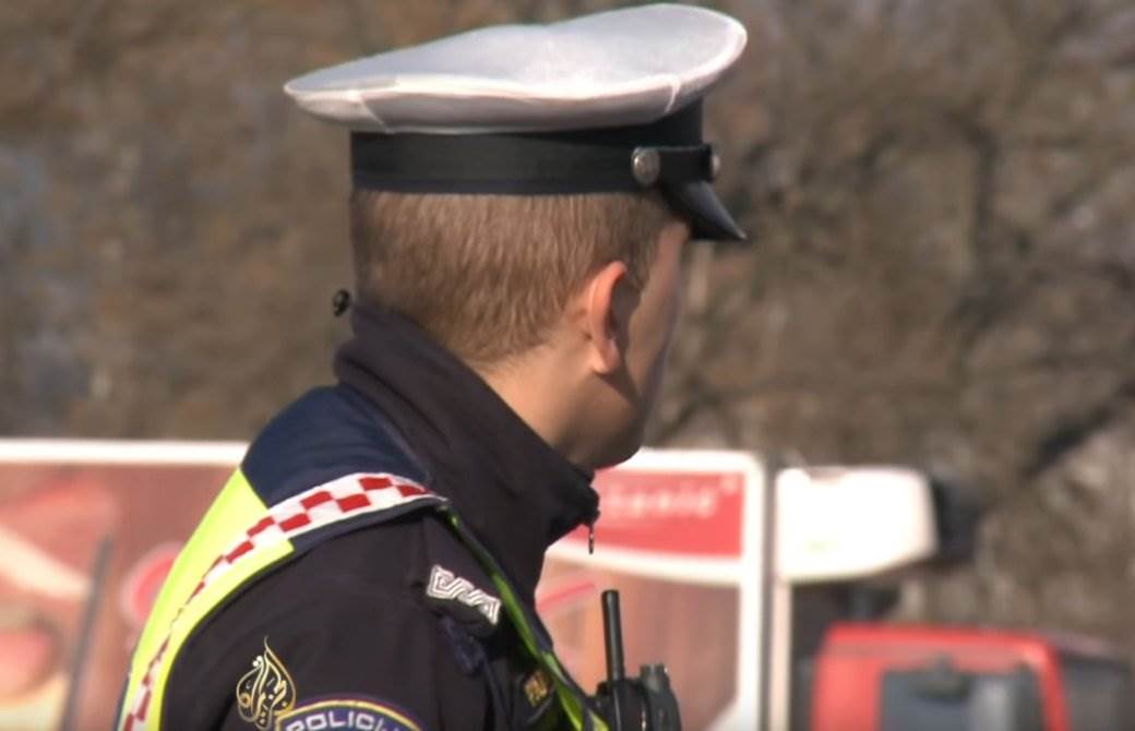  Sveštenik prijavio lutku  