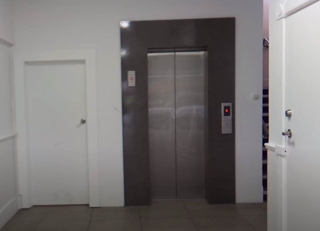  DIJETE UPALO U OKNO LIFTA, NIJE MOGLO DA IZAĐE! Drama u Beogadu: Otac pokušao da ga spasi pa se i on zaglavio! 