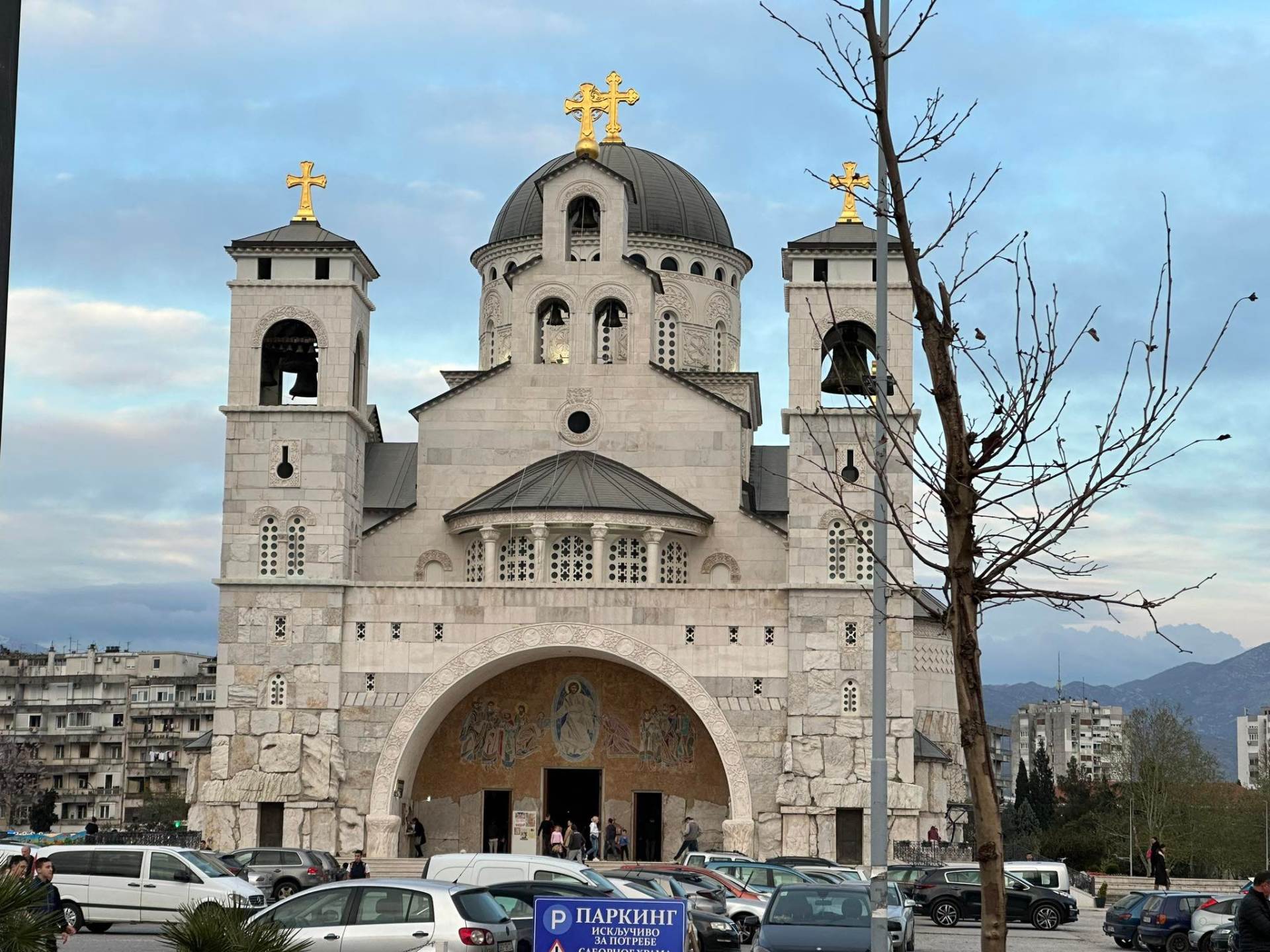  Kod Hrama pale svijeće za stradale Srbe na Kosovu 