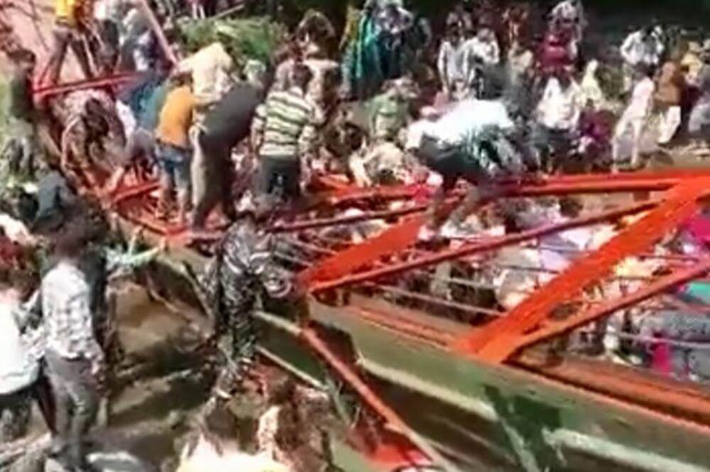  Preopterećeni most za pješake srušio se u rijeku u Kašmiru 