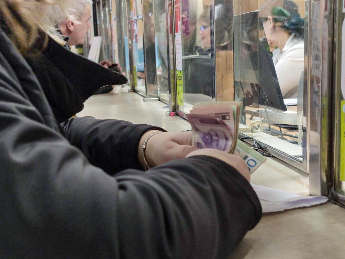  Radnica u banci u Novom Sadu je ukrala više od 15 miliona dinara od klijenata banke 