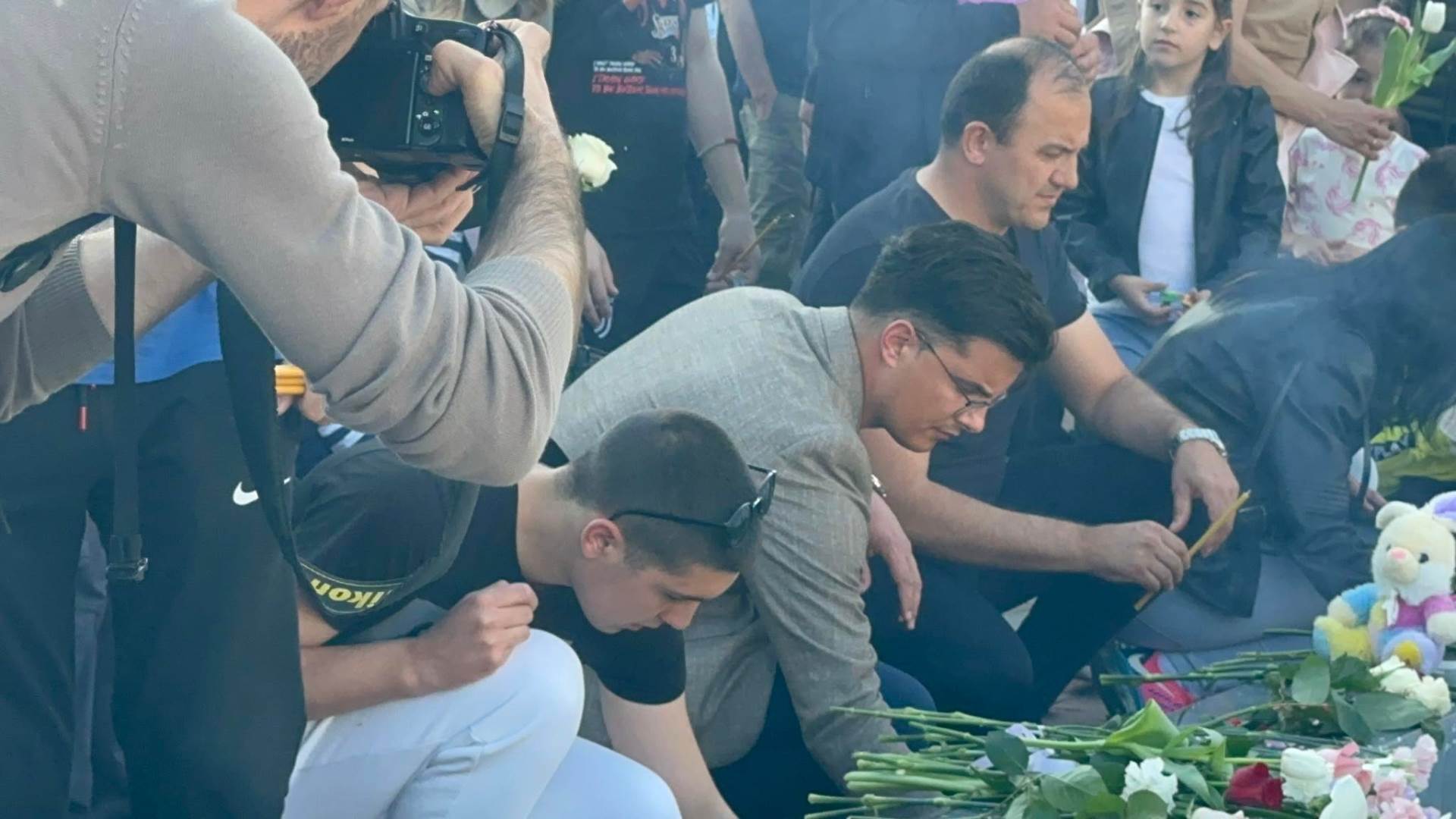 PODGORICA ODALA POČAST STRADALOJ DJECI U BEOGRADU! (VIDEO) PODGORICA ODALA POČAST STRADALOJ DJECI U BEOGRADU! (VIDEO)