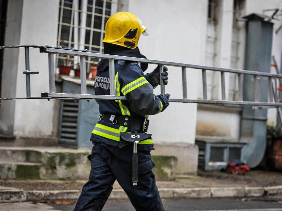  Vatrogasci spasili osobu koja je v isila sa klima uređaja u Zemunu 