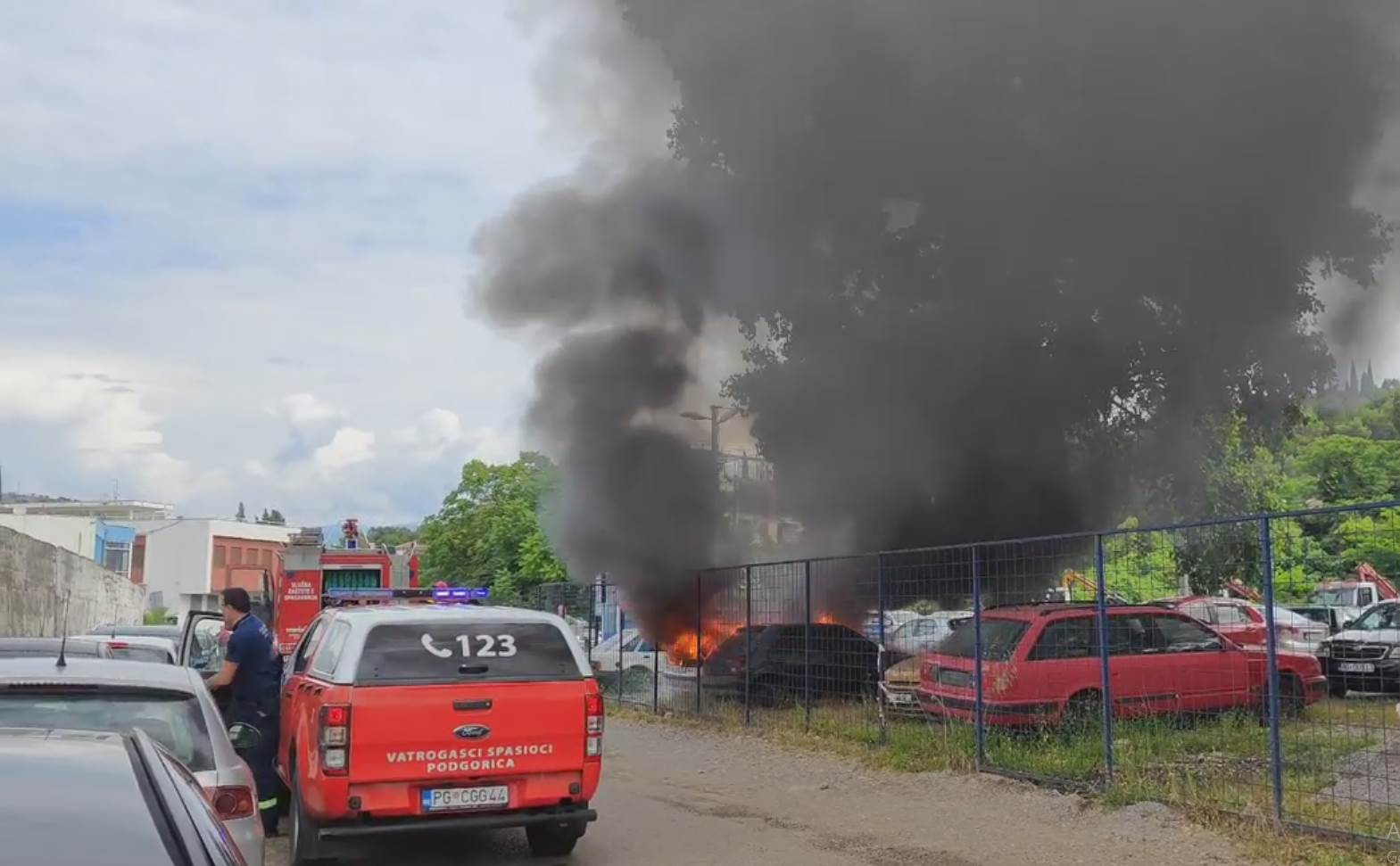  Zapaljeno auto na parkingu ispod Gorice u Podgorici 