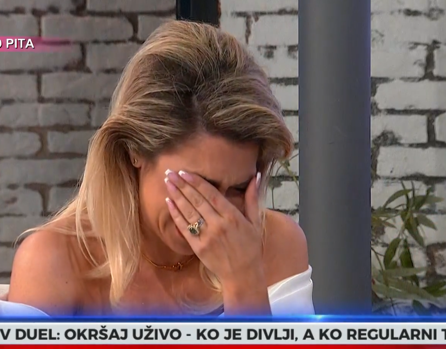  Jovana Jeremić se zacenila od smijeha u sred programa 