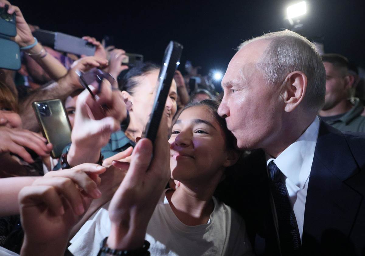 Putin se ljubio sa ljudima u Dagestanu  