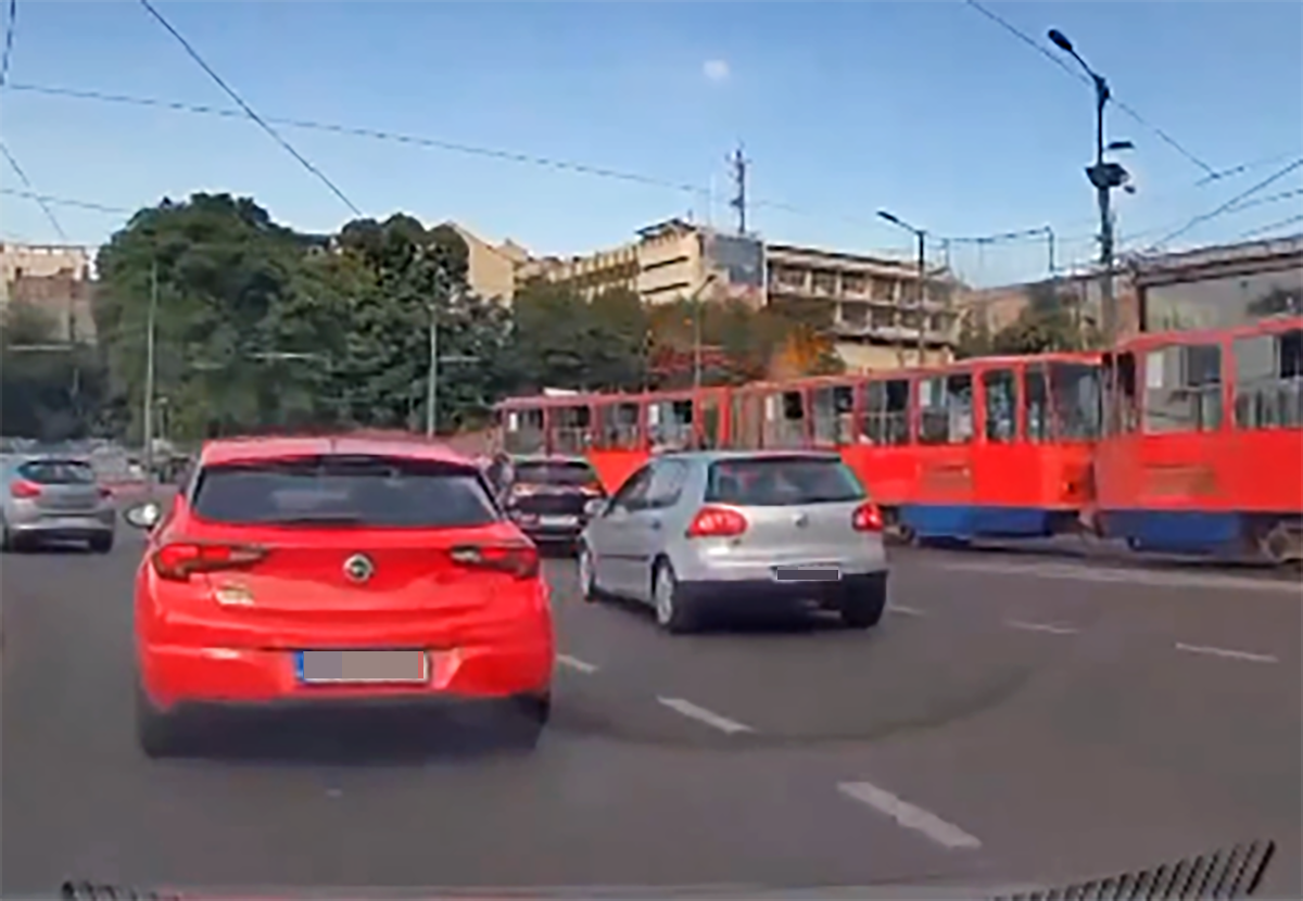  U Beogradu na Slaviji pukla stakla tramvaja 