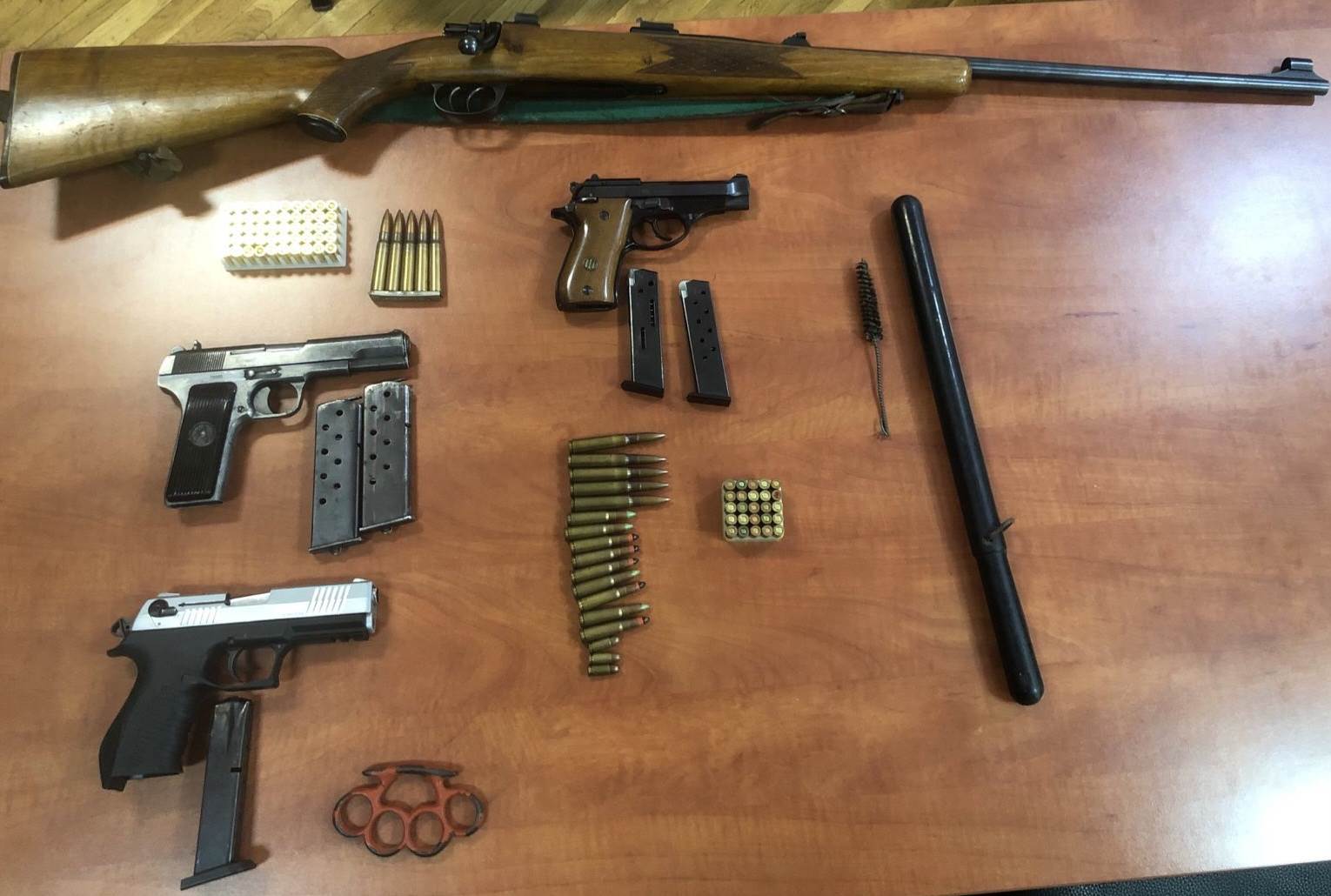  U Bijelom Polju zaplijenjeni puška, pištolji, municija i palice 