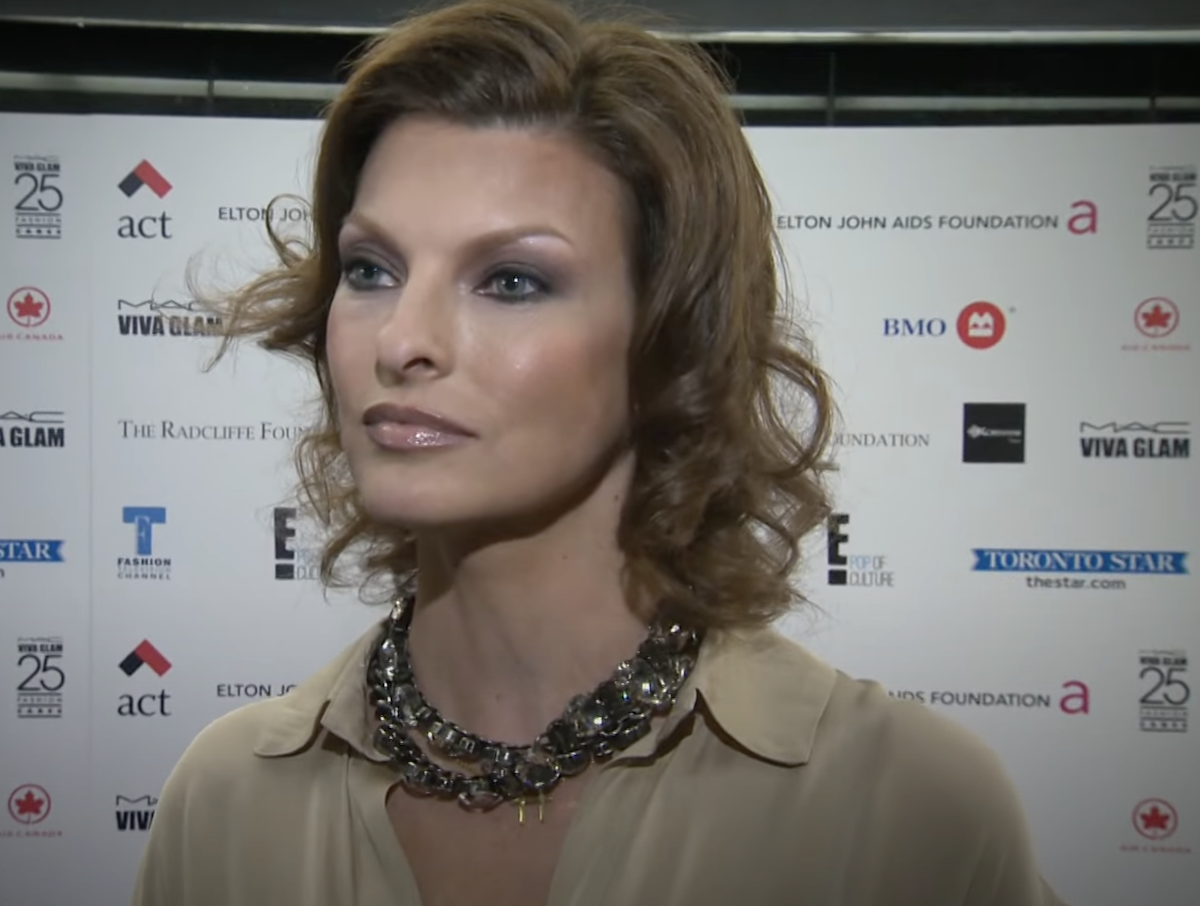  "Rekla sam doktoru da mi iskopa rupu u grudima": Najljepši supermodel uklonila obje dojke, slika u t 