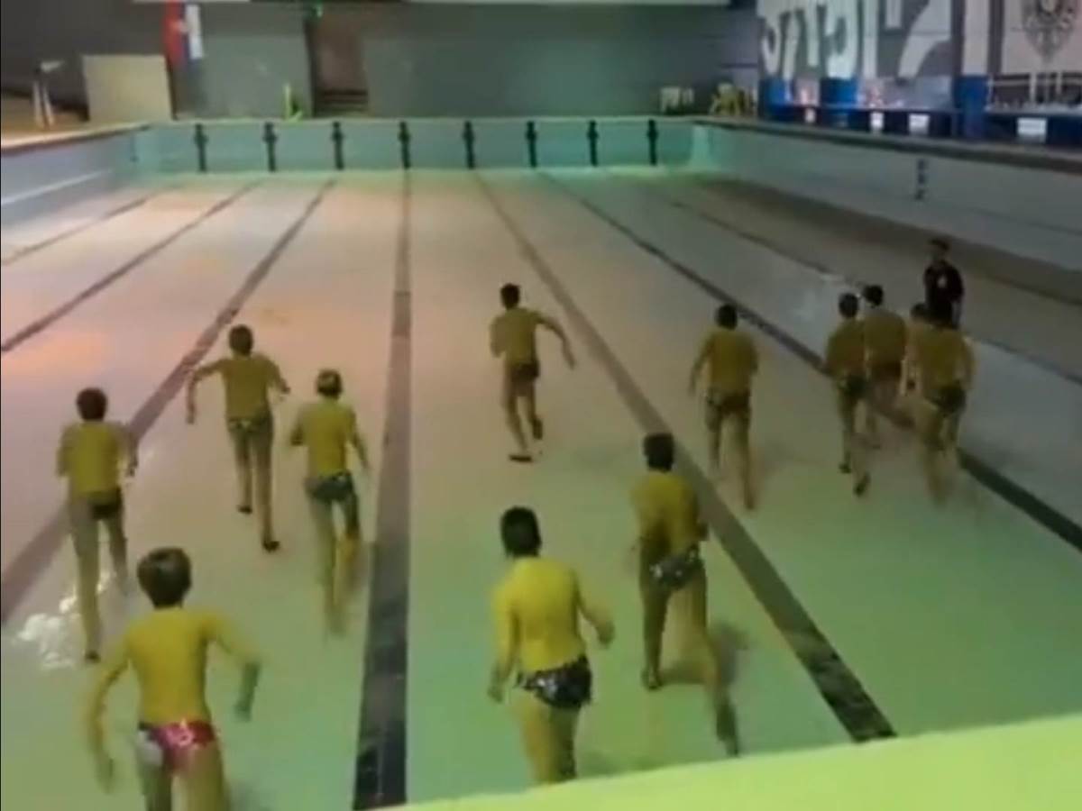  Partizanova djeca treniraju u praznom bazenu 