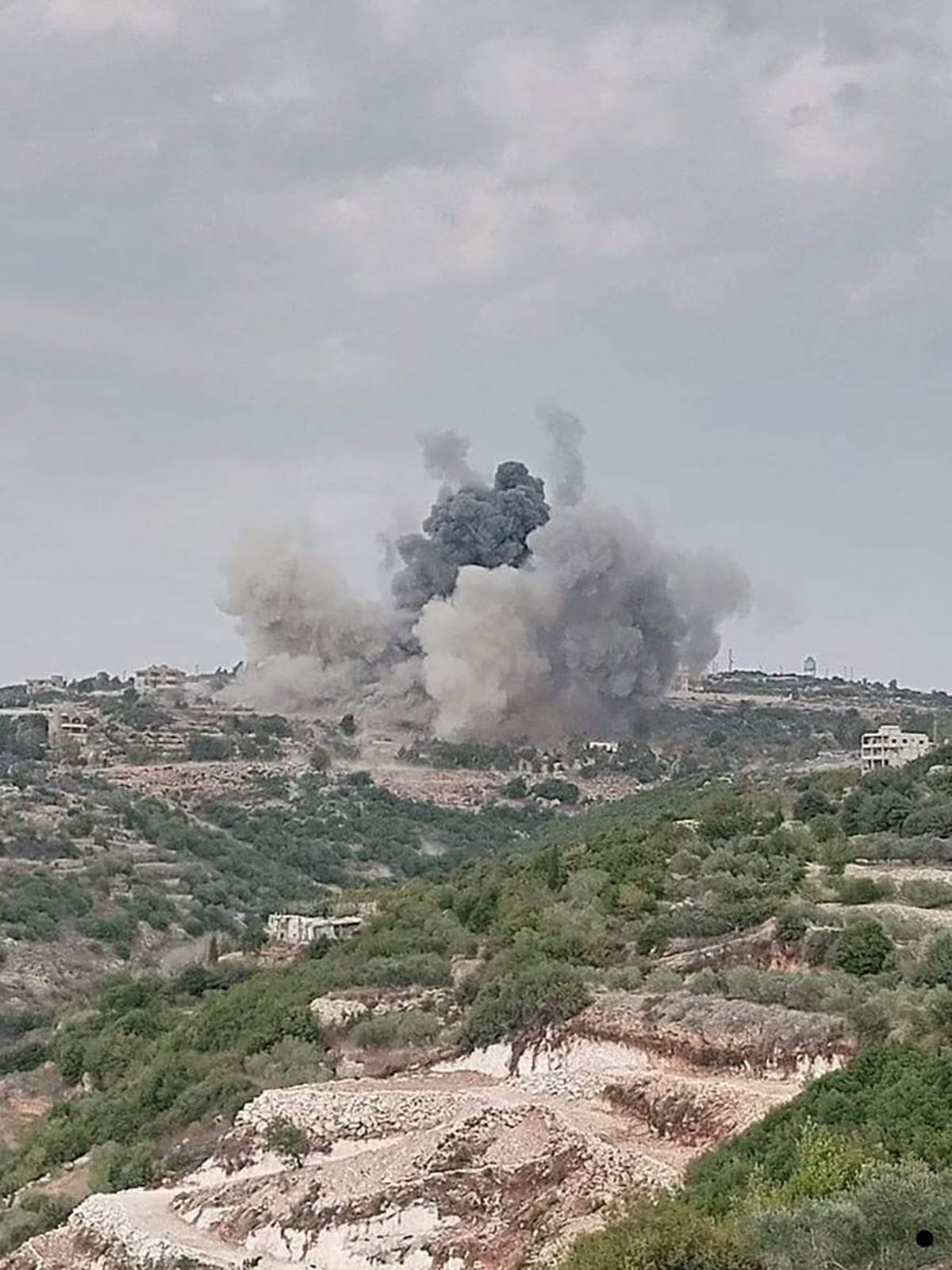  Izraelski avioni sprovode talas vazdušnih udara na Liban. 