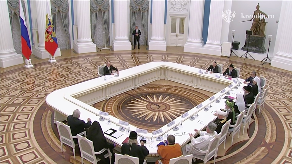  Putin sjedi odvojen za stolom 