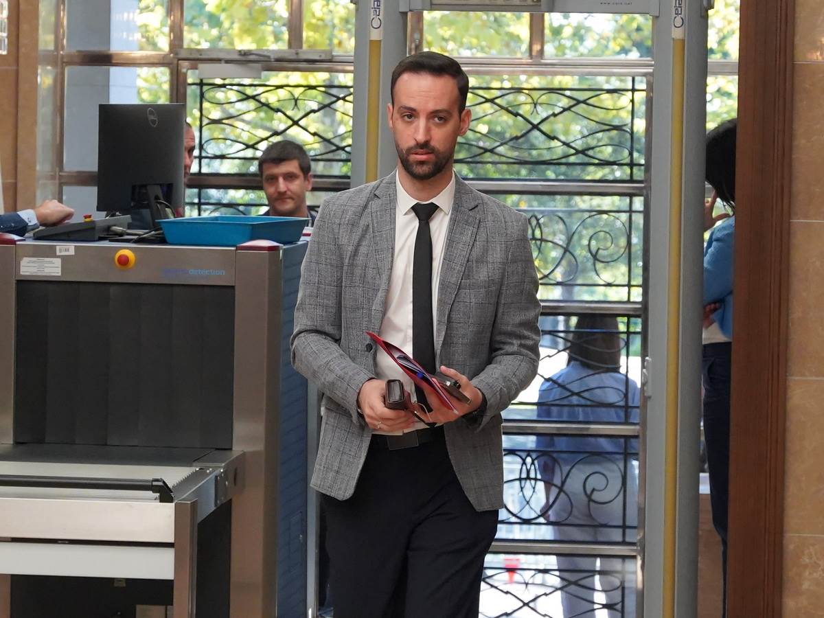 Usvajanje Zakona o unutrašnjim poslovima izazvalo je zabunu među časnim pripadnicima policije. Info Usvajanje Zakona o unutrašnjim poslovima izazvalo je zabunu među časnim pripadnicima policije. Info