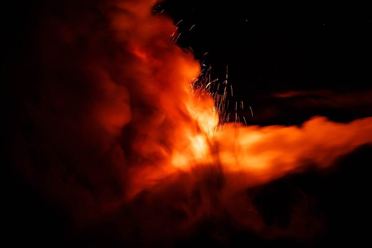  Etna se ponovo probudila: Lava šikljala 2.500 metara u vazduh, pogledajte snimak erupcije (Video) 