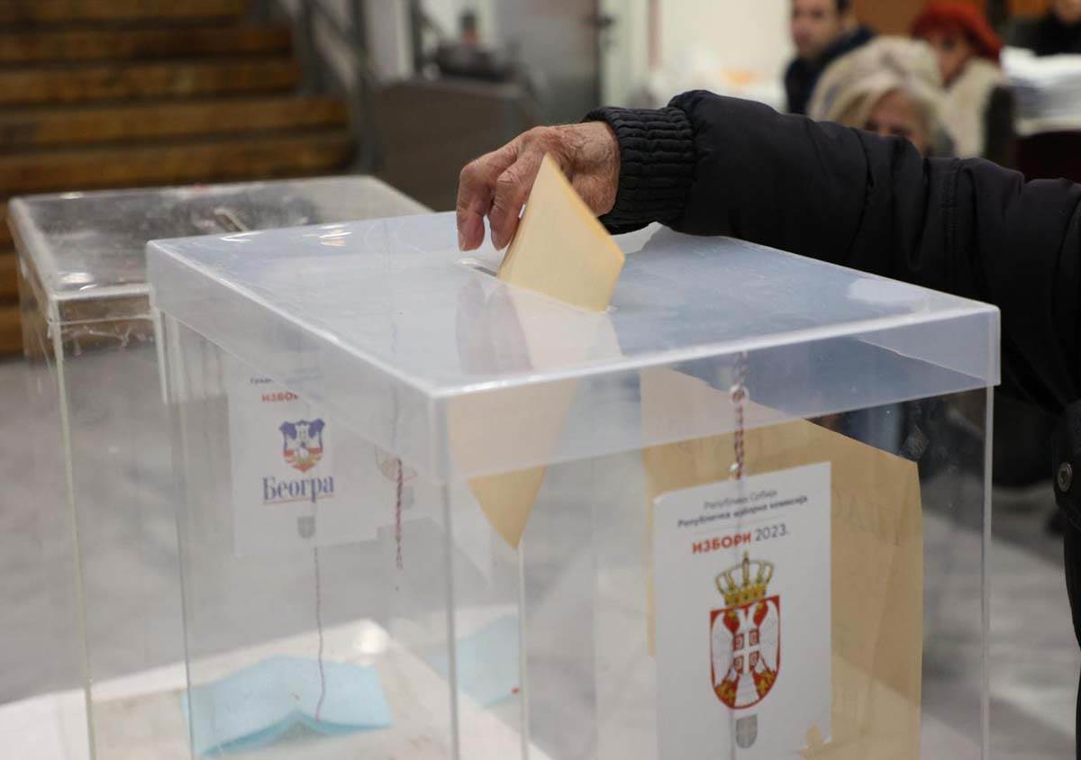  Počeli izbori u Srbiji 