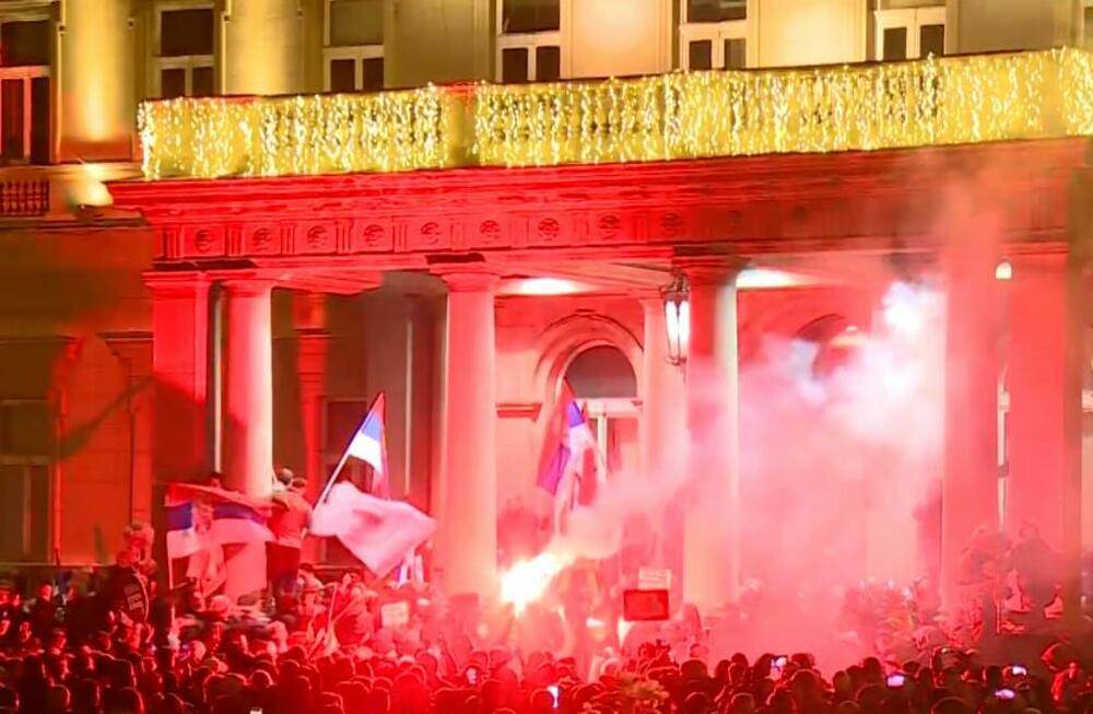 Pokušavaju na silu da upanu u skupštinu grada Beograda 