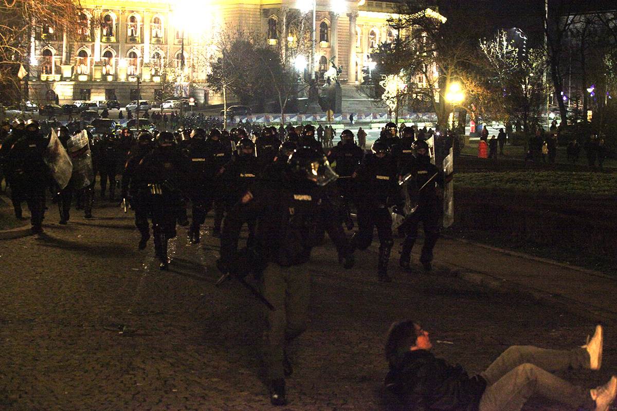  Uhapšeno 30 osoba zbog protesta u Beogradu 