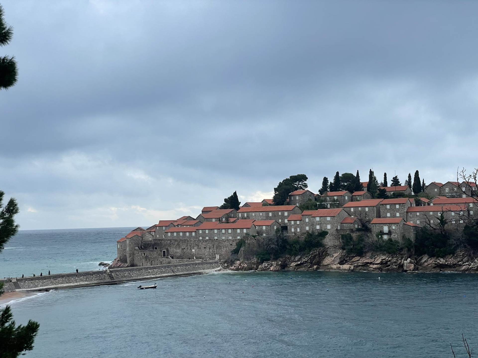 Mikić: Pozivamo sve poslaničke klubove da podrže formiranje Anketnog odbora za Sveti Stefan i Miloče Info Mikić: Pozivamo sve poslaničke klubove da podrže formiranje Anketnog odbora za Sveti Stefan i Miloče Info