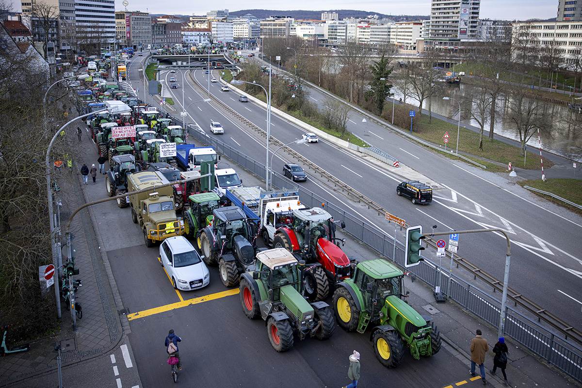  njemački farmeri su u ponedeljak blokirali puteve i gradove širom zemlje 