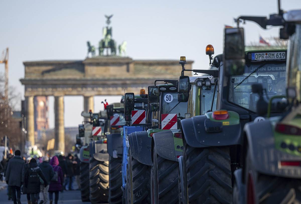  Poljoprivrednici krenuli traktorima na Šolca  
