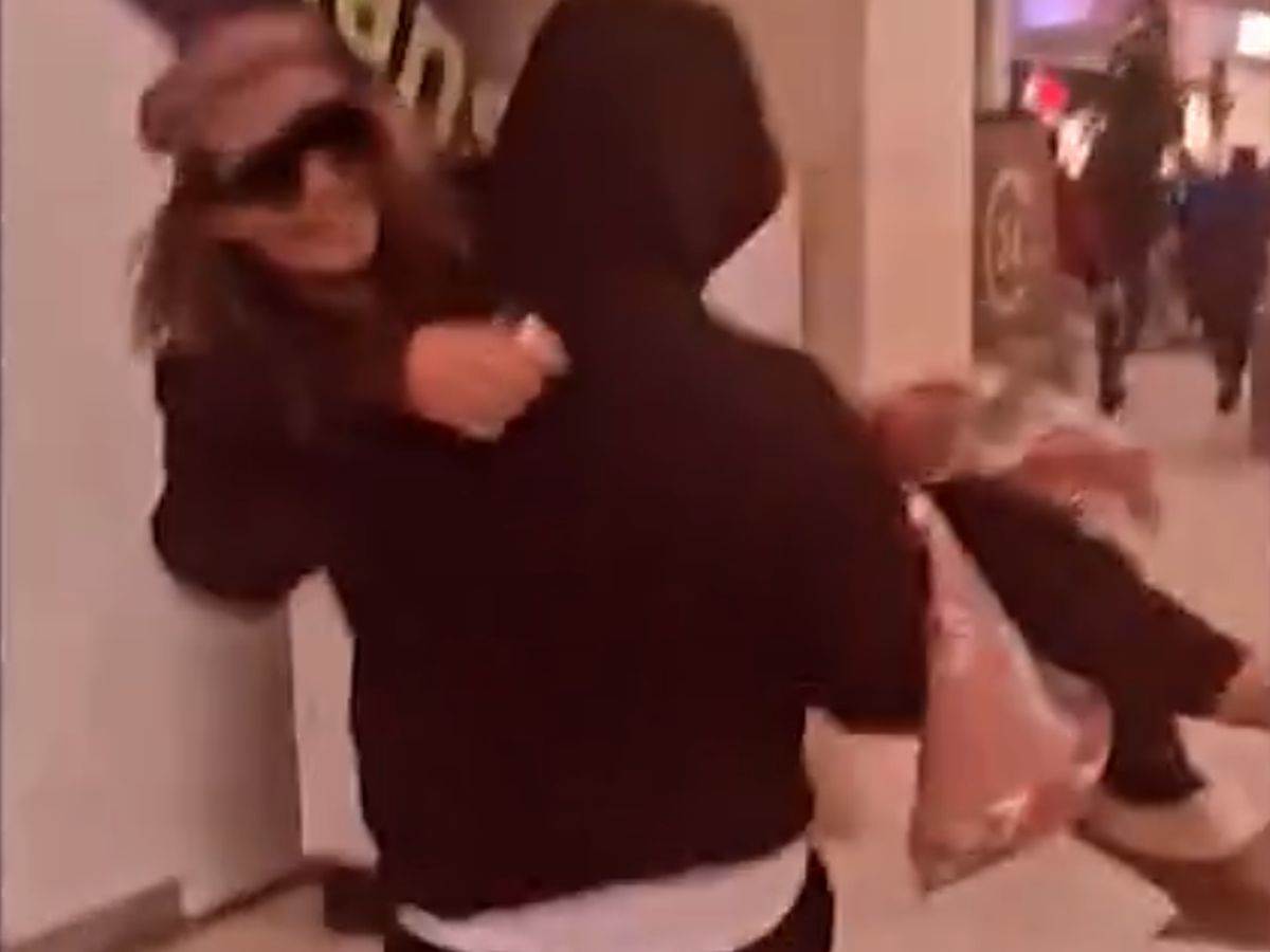 Anu Nikolić iznijeli iz tržnog centra   Anu Nikolić iznijeli iz tržnog centra