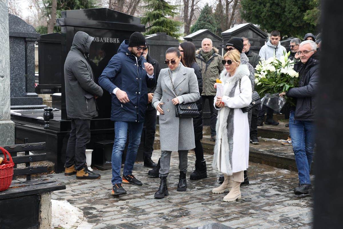  Porodica Ražnatović se pojavila na groblju 