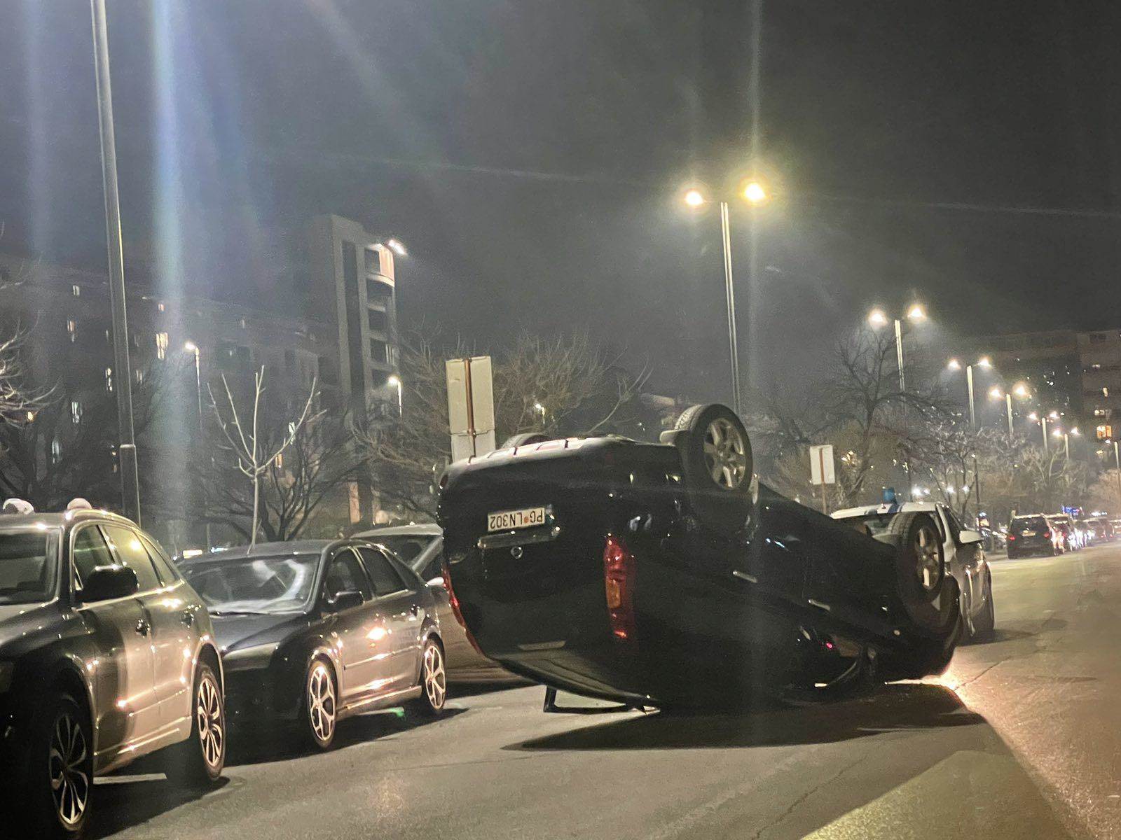 Prevrnulo se vozilo u Bloku V   Prevrnulo se vozilo u Bloku V