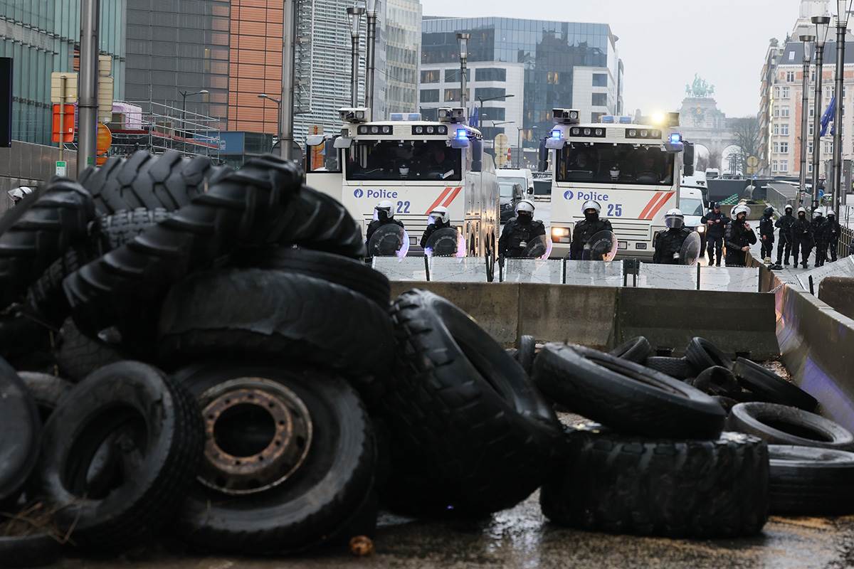  Farmeri blokiraju saobraćaj u Briselu zbog neslaganja sa nedavnim odlukama Evropske komisije 