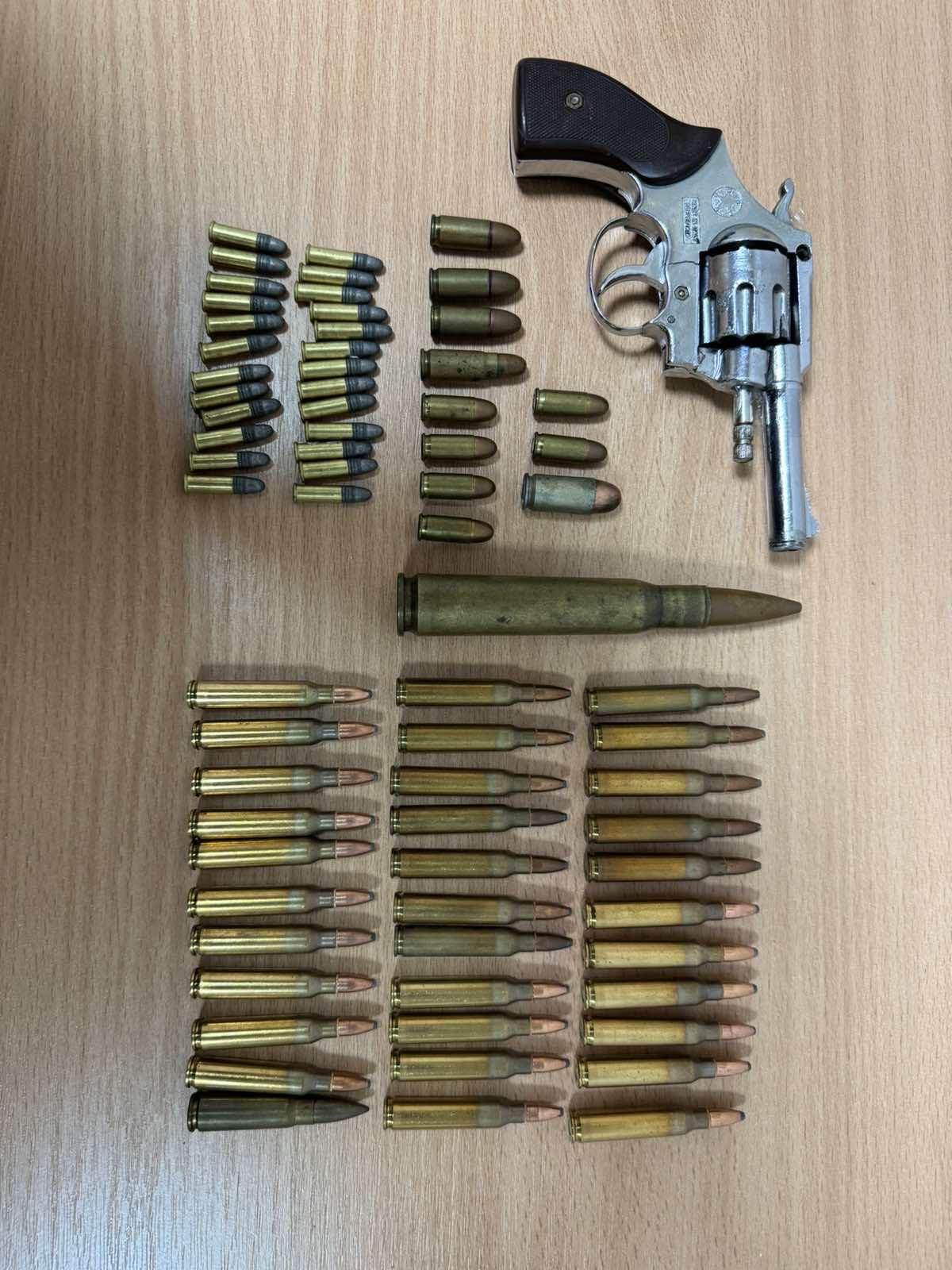  U Nikšiću uhapšena osoba zbog ulične prodaje narkotika, pretresom  pronađen i pištolj i municija 