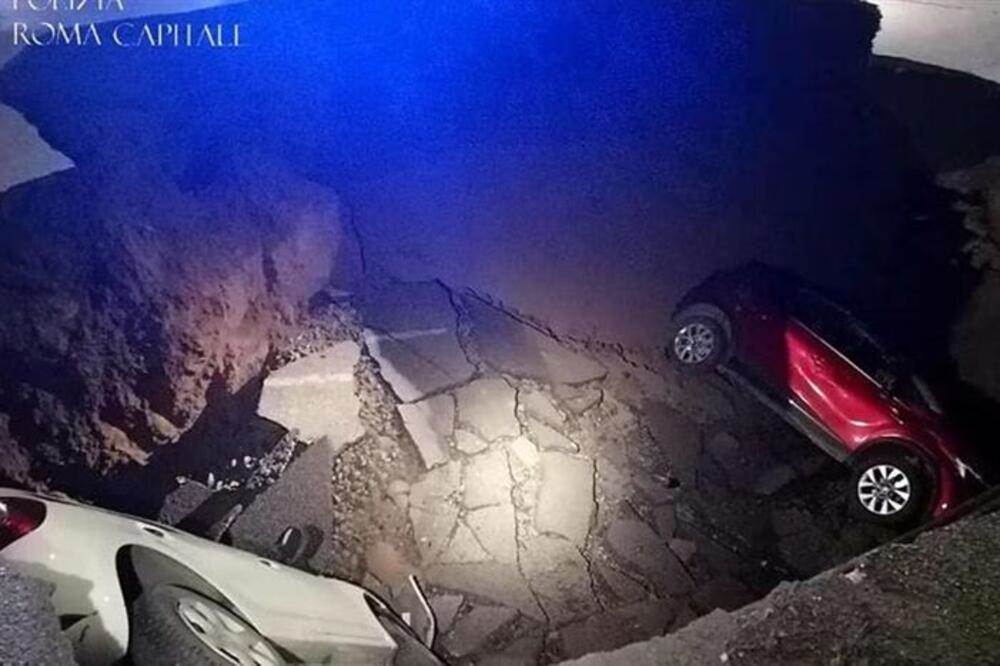  Rupa na putu u Rimu progutala automobile 