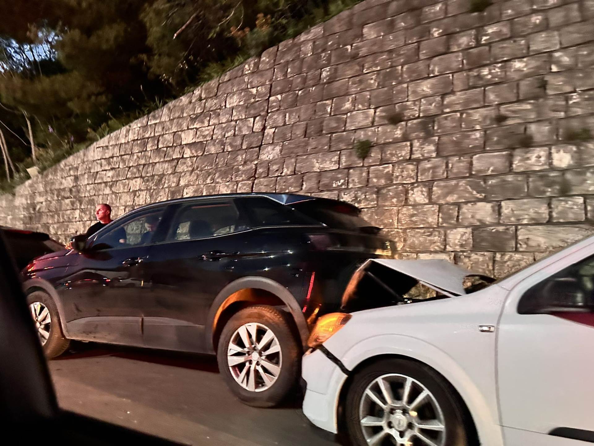  Lančani udes u Sutomoru, jedna osoba povrijeđena 