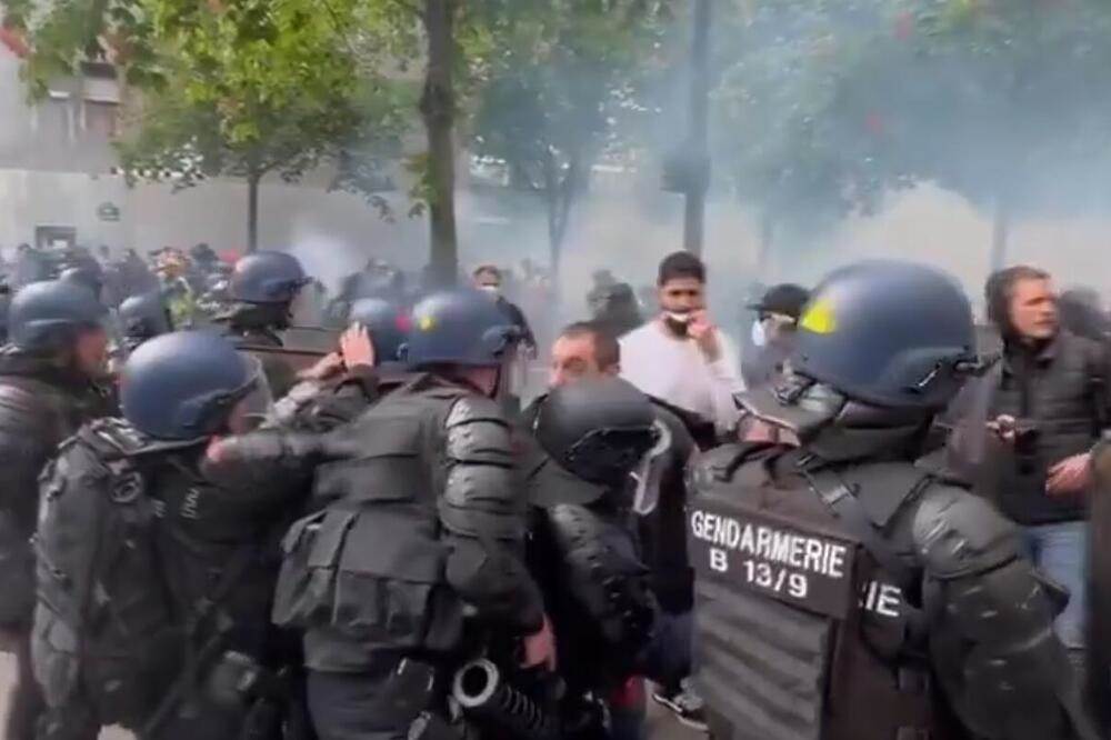  Haos na ulicama Pariza, demonstranti razbijaju izloge 