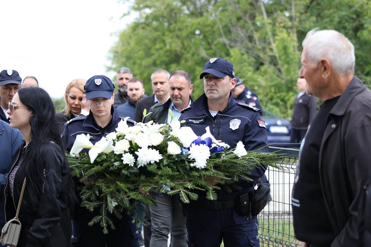  Govor nastavnice na godisnjici masakra u Duboni i Malom Orasju 