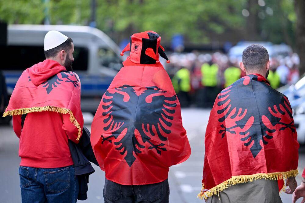  Albanski navijaci provociraju italijasnke navijace 