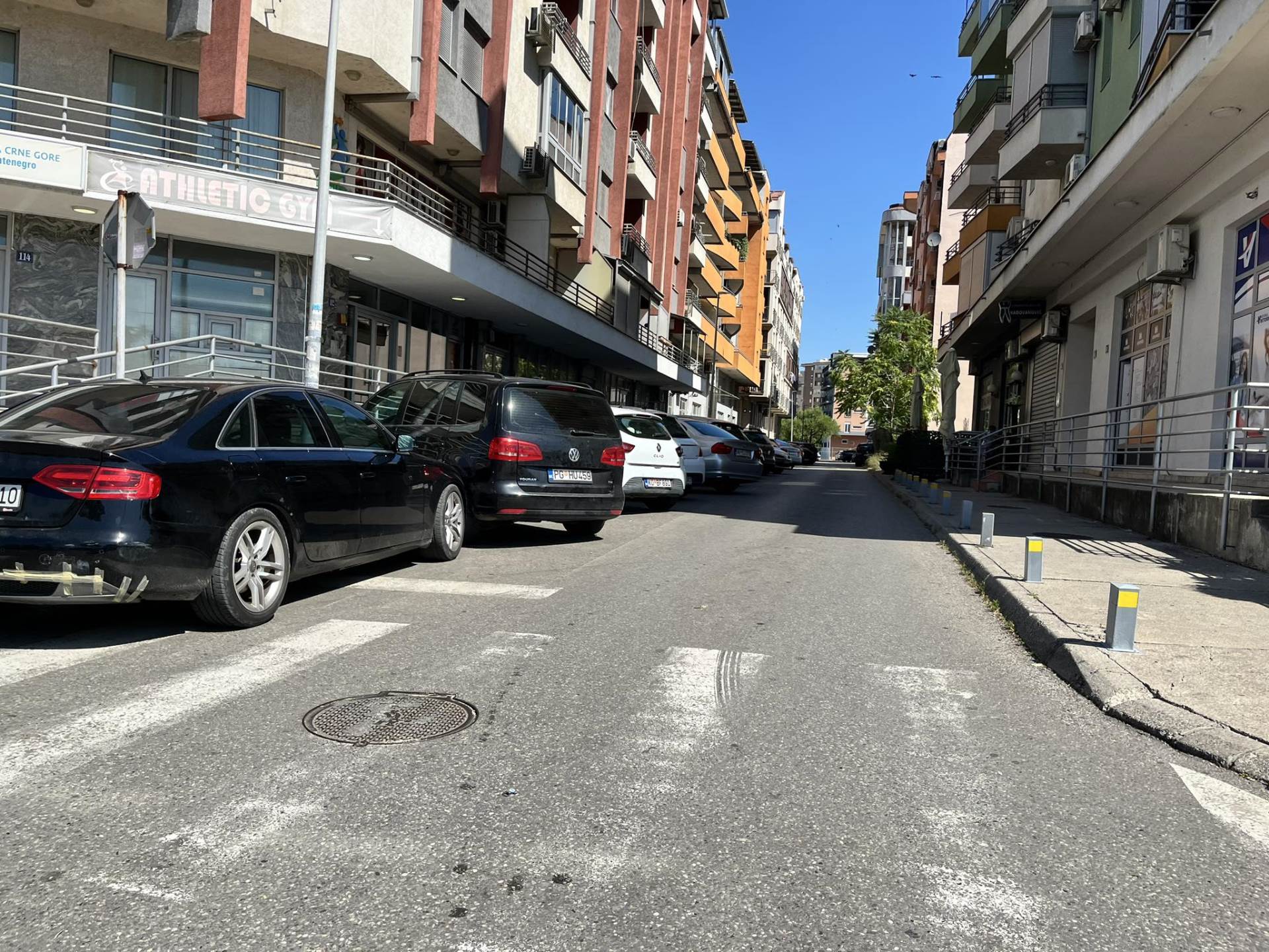  Problem parkinga u Podgorici eskalira, često dolazi do udesa 