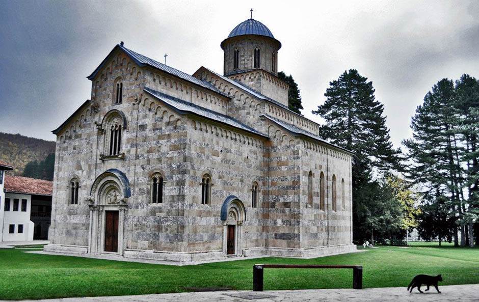  Albanci prete zatvaranjem manastira Visoki Dečani 