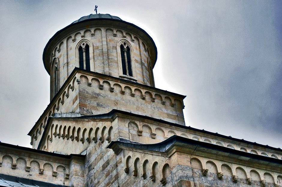 Vandali u Prištini urinirali u srpskoj crkvi VIDEO 