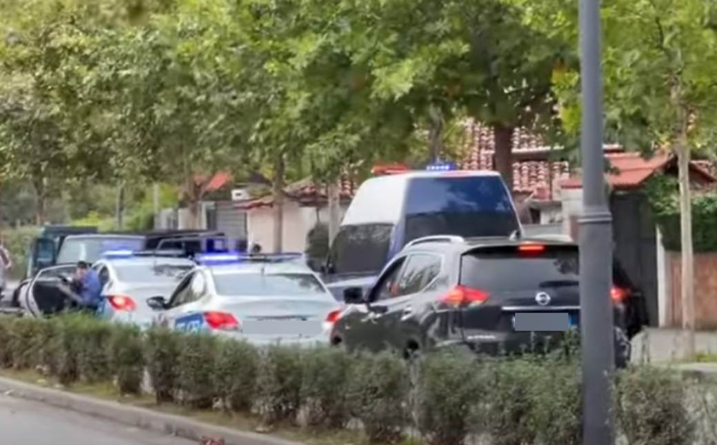  PUCNJAVA U SKADRU, IMA MRTVIH! Krvavi obračun u bašti kafića, muškarac automatskom puškom odnio dva  